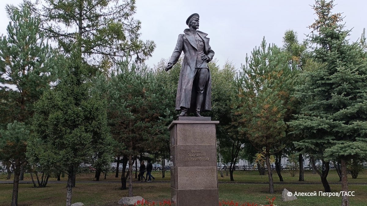 prof_preobr's tweet image. В центре Омска открыли шестиметровый памятник Дзержинскому.

Памятник кровавому палачу, идеологу "красного террора", во время которого было уничтожено более 1,2 млн. человек.
Это как в Германии памятник Эрнсту Рёму поставить.
Страна обезумела.