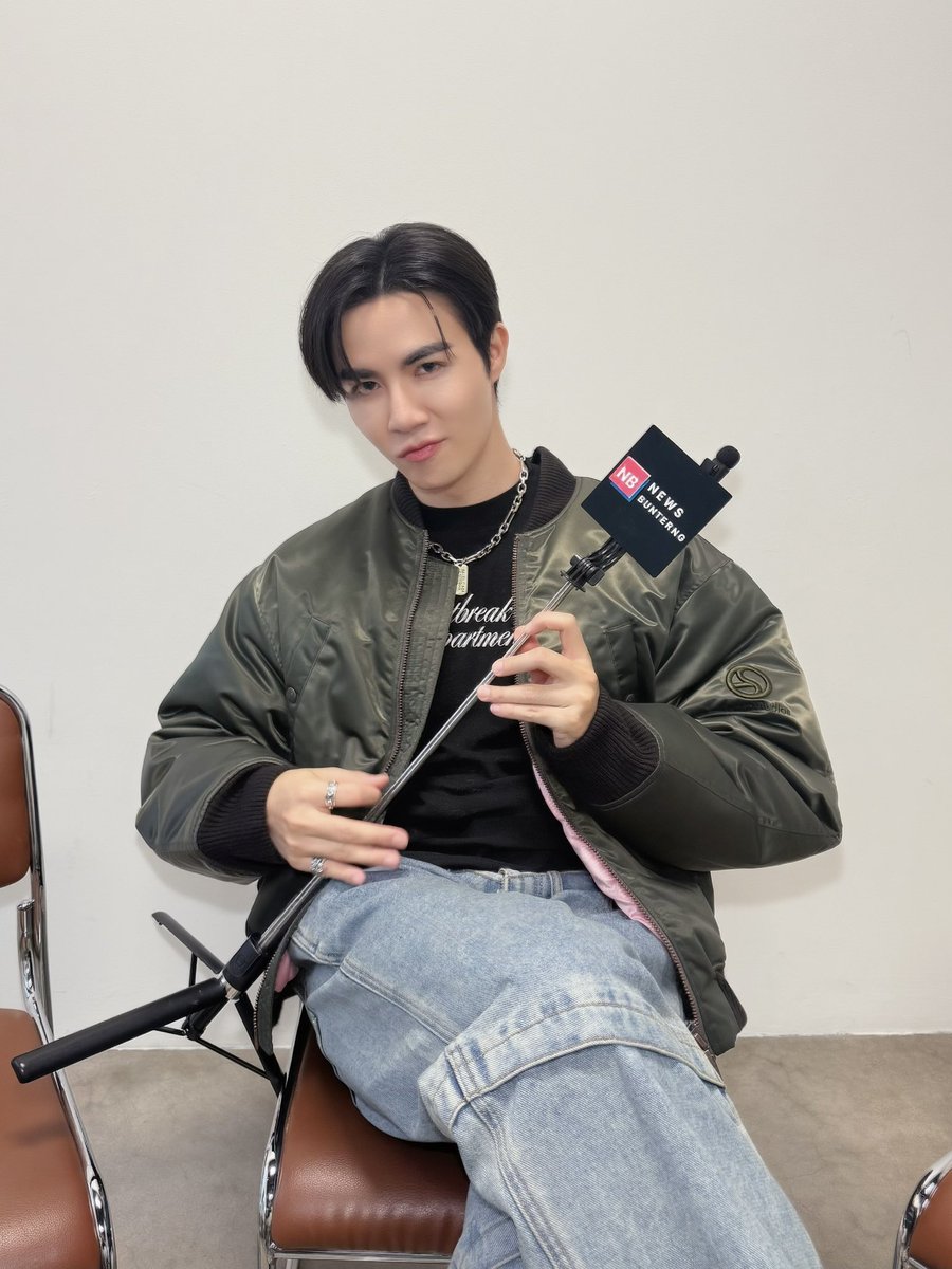 ZEEPRUK 2nd Single “Breaking Heart Station (สถานีอกหัก)” Press Tour 🚆❤️‍🩹

“ซี” <a href="/zee_pruk/">Z</a> เดินสายโปรโมทซิงเกิ้ลใหม่ “สถานีอกหัก” ที่ News Bunterng 🫶🏻

ZEE 2ND SINGLE PRESS
#ZeePrukStationPressTour
#BreakingHeartStation