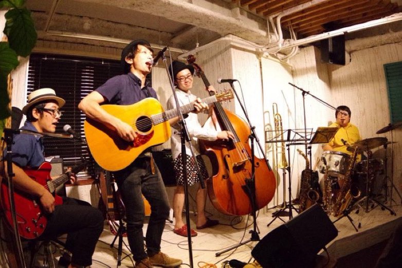 tsurumania2525's tweet image. 📣つるまにあ2025出演者紹介

🕊️馬浪マラカス団

2003年結成
下北沢･八王子を中心に活動中

大らかな歌心と暖かいバンドサウンドをベースに、ポップな楽曲と艶のある歌声がバンド特有の個性と普遍的な魅力を放つ。
聴くもの誰をもご機嫌にさせてしまうライヴパフォーマンスも必見！

#つるまにあ2025