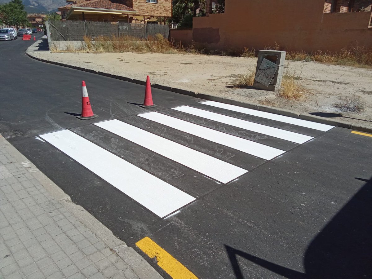 🚶‍♂️Soto más seguro🚸
El Ayuntamiento está realizando tareas de repintado de pasos de peatones en diferentes zonas del municipio para mejorar la visibilidad y la seguridad vial de vecin@s

Gracias por la comprensión y disculpas por las molestias que se puedan ocasionar🙏

#ViveSoto