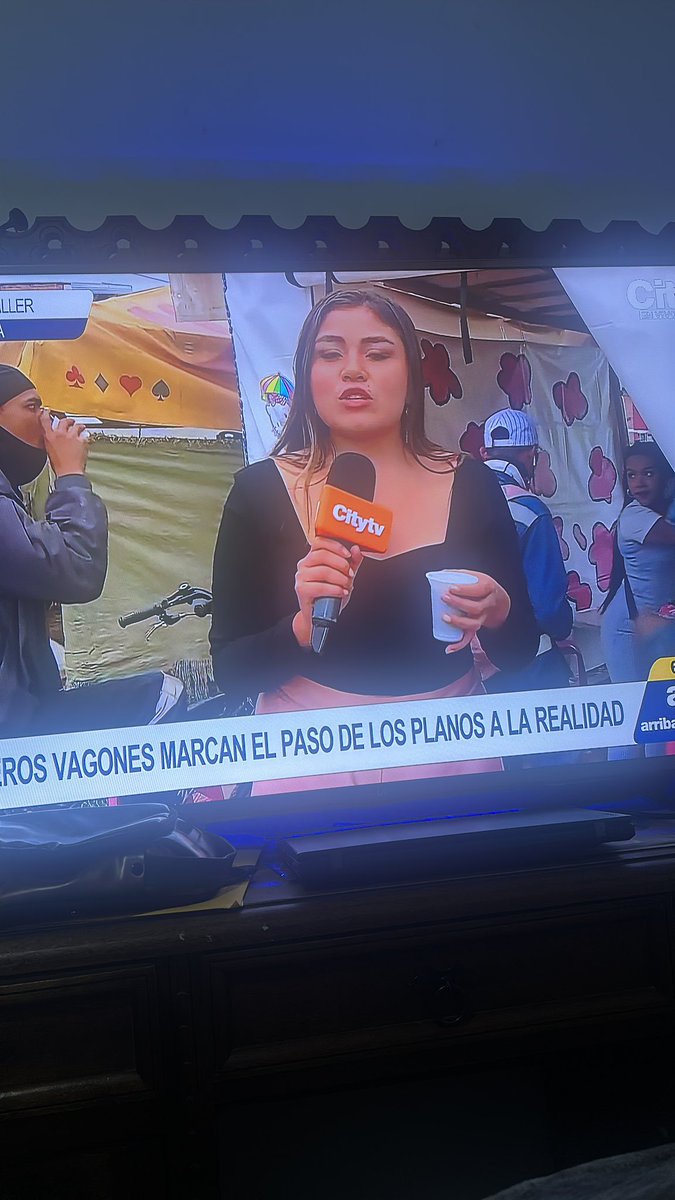 andrewmartob's tweet photo. @Citytv en serio invierten 10 min al aire de unas noticias tan importantes preguntándo como hablan con los chinos? Que si se toma un tinto o se come una empanada cuando llega al patio taller? En serio?? Ni siquiera divertido es!!! https://t.co/zImrH2A592