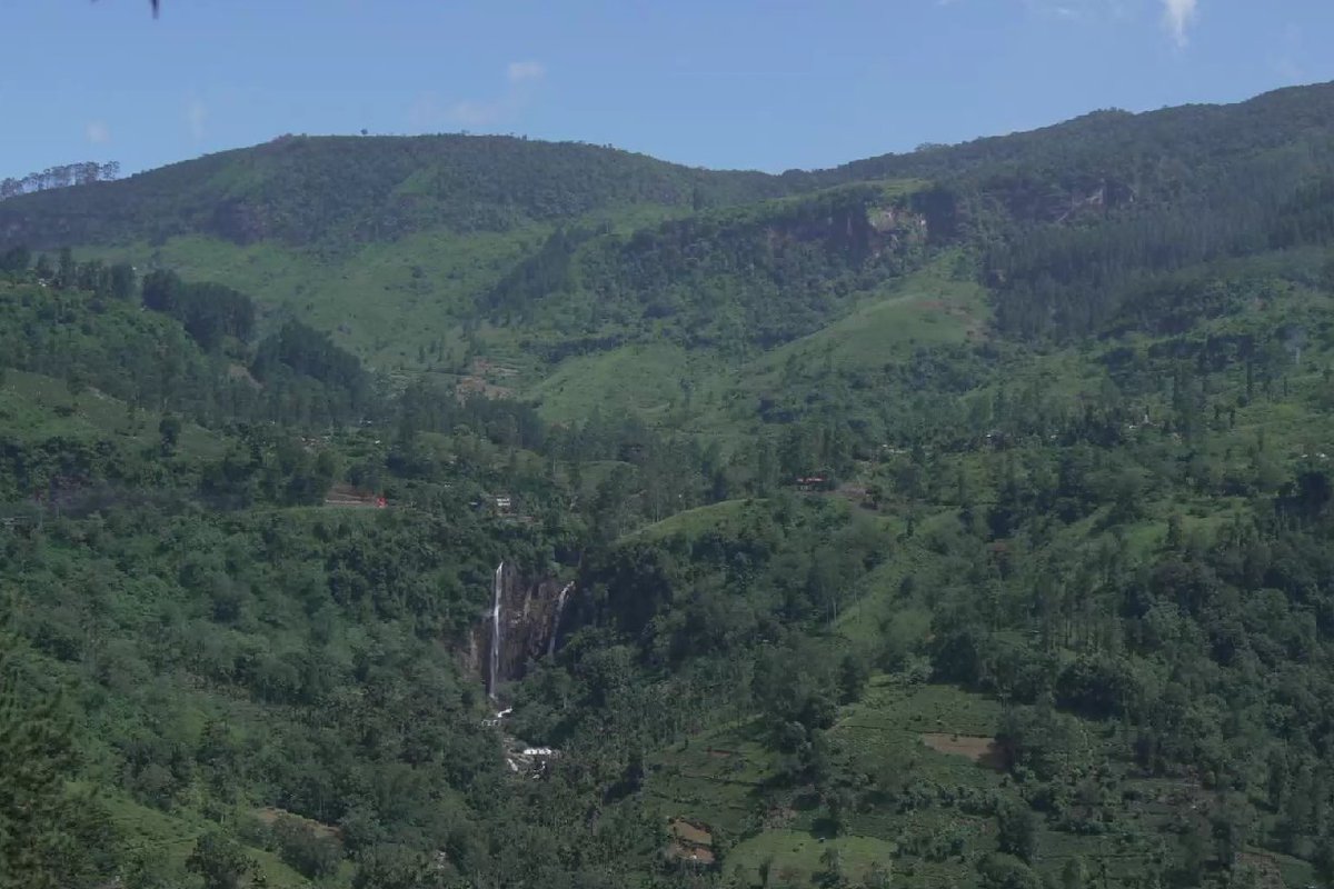 CCCCLTDofficial's tweet image. 🌞In #SriLanka’s mountains, 60-year-old Varaga watches traffic at Ramboda Tunnel—built by #CHEC. His work cut travel from hours to mins, featured on 1,000-rupee notes. Now his son continues the legacy, strengthening China-Sri Lanka ties through infrastructure!🛣️
