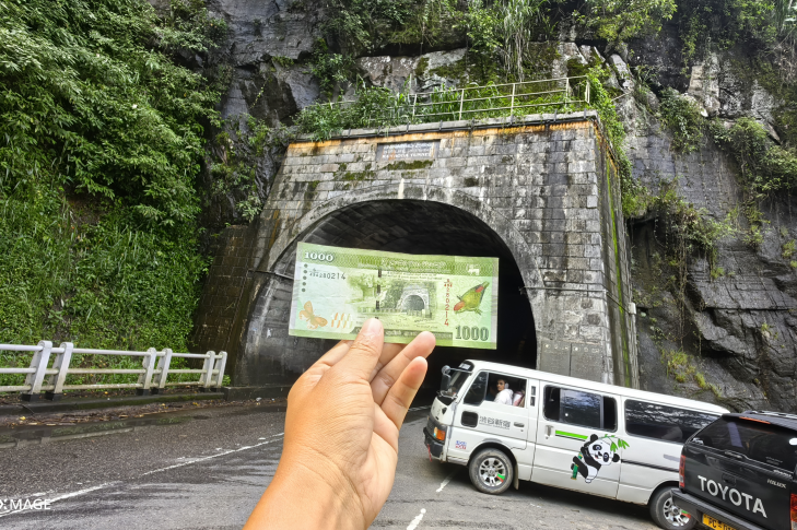 CCCCLTDofficial's tweet image. 🌞In #SriLanka’s mountains, 60-year-old Varaga watches traffic at Ramboda Tunnel—built by #CHEC. His work cut travel from hours to mins, featured on 1,000-rupee notes. Now his son continues the legacy, strengthening China-Sri Lanka ties through infrastructure!🛣️