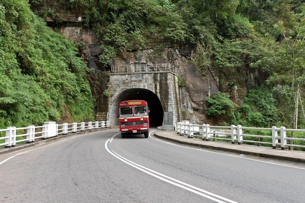 CCCCLTDofficial's tweet image. 🌞In #SriLanka’s mountains, 60-year-old Varaga watches traffic at Ramboda Tunnel—built by #CHEC. His work cut travel from hours to mins, featured on 1,000-rupee notes. Now his son continues the legacy, strengthening China-Sri Lanka ties through infrastructure!🛣️