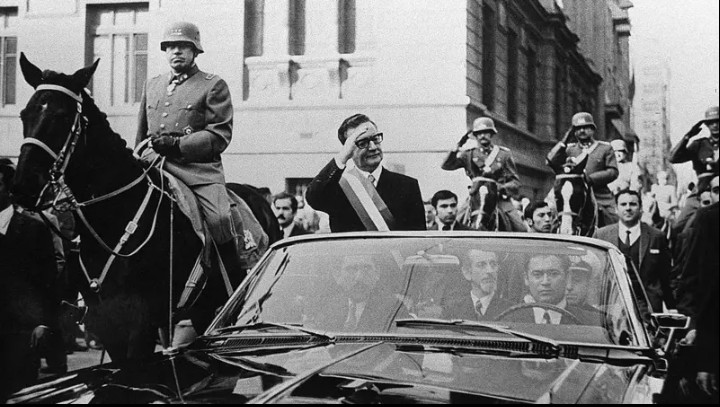 Septiembre 11 de 1973 es derrocado Salvador Allende en la Casa de la Moneda,Chile. No era un Lider cualquiera,fue el primer socialista en llegar al poder por voto popular en la historia. Irónicamente,su verdugo, está a su izquierda montado en su caballo, Augusto Pinochet.