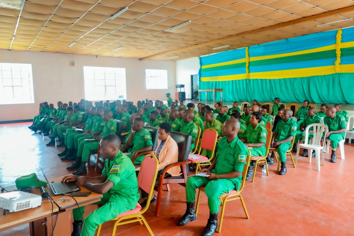 Umuyobozi w'Akarere <a href="/NsengClaudien/">NSENGIMANA Claudien</a> yasabye abagize Urwego rwunganira Akarere mu gucunga umutekano, #DASSO, gukora kinyamwuga, kwirinda imyitwarire igayitse no kunoza imikorere n'imikoranire hagati yabo, baharanira kuba intangarugero mu nshingano zabo.