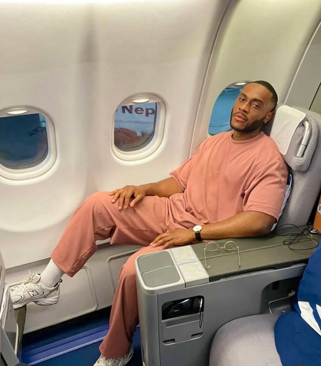 MololuwaS's tweet image. Mr Kola Omotoso
Mr Kak up 
Vote for storyline
Your face show 
Your shoe shine  #BBNaija #KolaOmotoso #kola