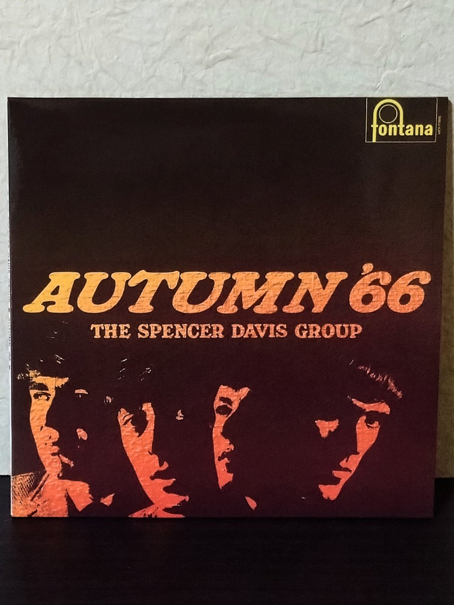 涼しくなるにはまだ少し時間が掛かりそうだが気分はもうすっかり秋へと向かっているのであります。この季節はまさしくタイトル通りこのアルバムが聴きたくなる。当時18歳！スティーヴのブルーアイドソウルな歌声とリズムアンドブルースが秋の夜に炸裂！

The Spencer Davis Group
Autumn '66 (1966)