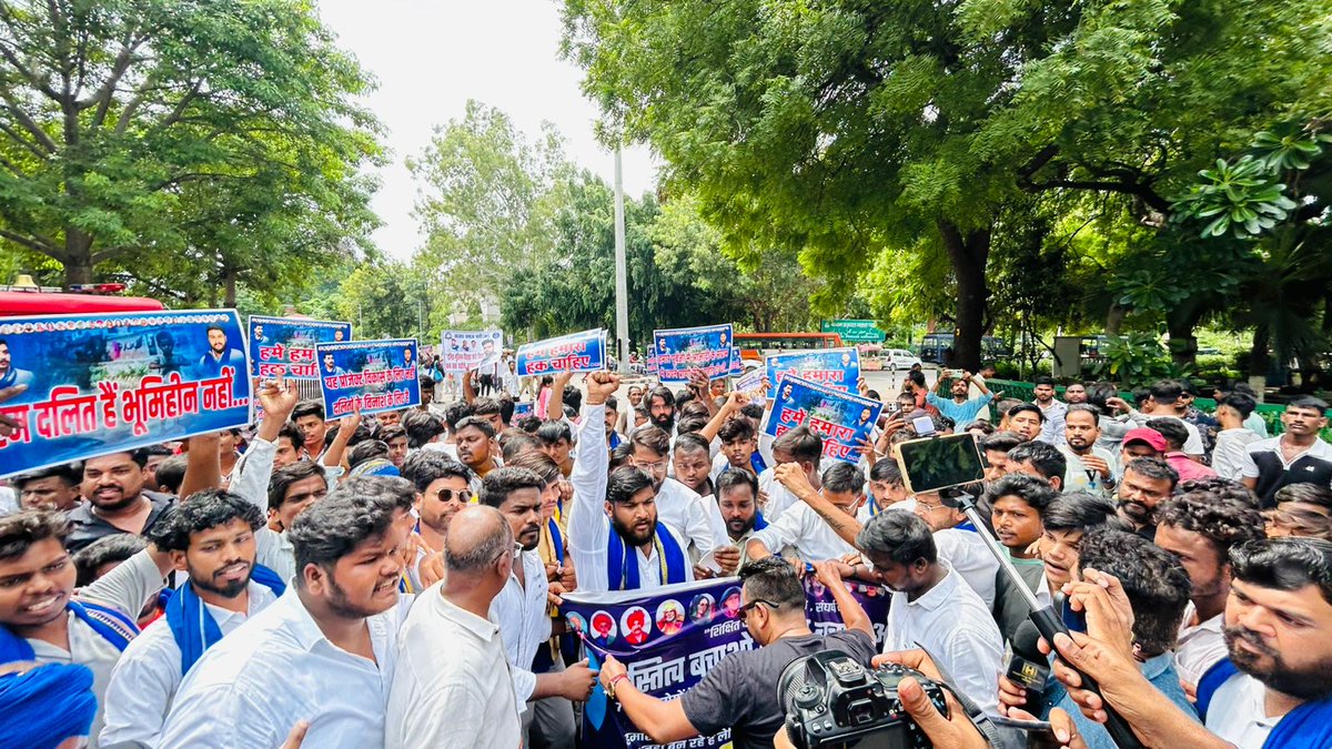 Aniketdhanuk__'s tweet image. आज राजधानी लखनऊ में हैदर कैनाल दलित बाहुल्य बस्ती को बचाने के लिए अस्तित्व बचाओ भविष्य बचाओ आंदोलन किया गया जिसमें सैकड़ो की संख्या में महिलाओं बुजुर्गों और युवाओं ने हिस्सा लिया और हमने सरकार से या मांग रखी कि हमारे घरों की रजिस्ट्री की जाए हमारे घरों को तोड़कर के विकास ना हो