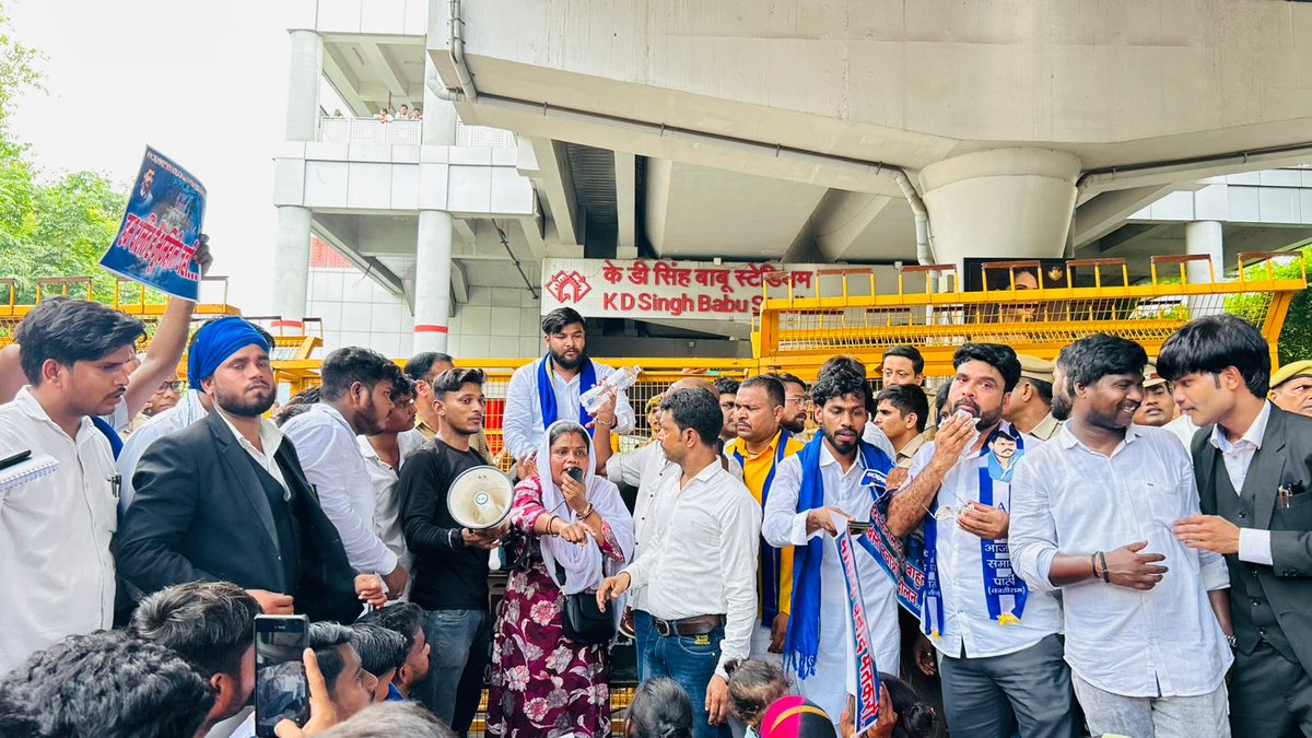 Aniketdhanuk__'s tweet image. आज राजधानी लखनऊ में हैदर कैनाल दलित बाहुल्य बस्ती को बचाने के लिए अस्तित्व बचाओ भविष्य बचाओ आंदोलन किया गया जिसमें सैकड़ो की संख्या में महिलाओं बुजुर्गों और युवाओं ने हिस्सा लिया और हमने सरकार से या मांग रखी कि हमारे घरों की रजिस्ट्री की जाए हमारे घरों को तोड़कर के विकास ना हो