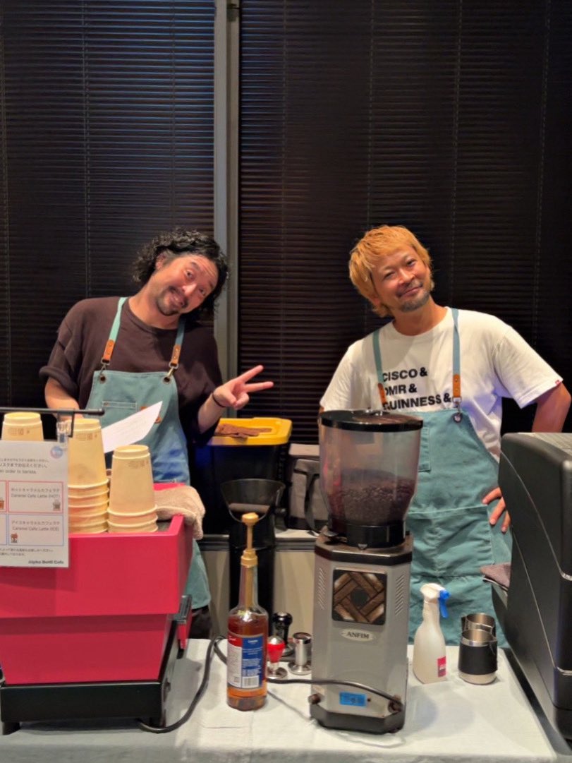 1日600杯もエスプレッソ抽出するってなかなかないシチュエーション。今回初導入のアッピアが「え、こんなに働くって聞いてないですけど…」って感じで途中でパワーダウンする中、黙々と抽出を続けるリネアミニの底力。エスプレッソマシン選びって本当に難しい。