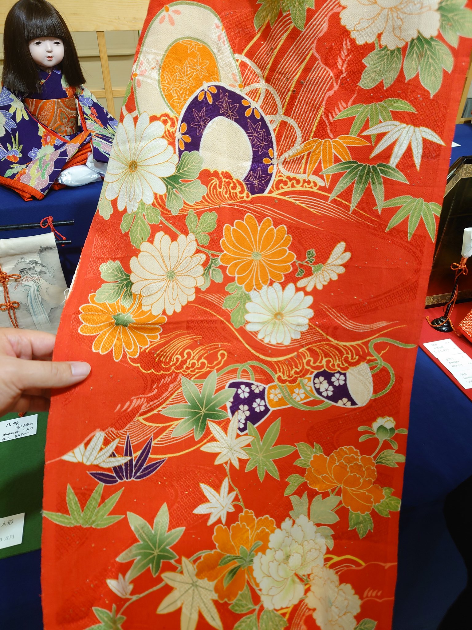 赤い着物の市松人形