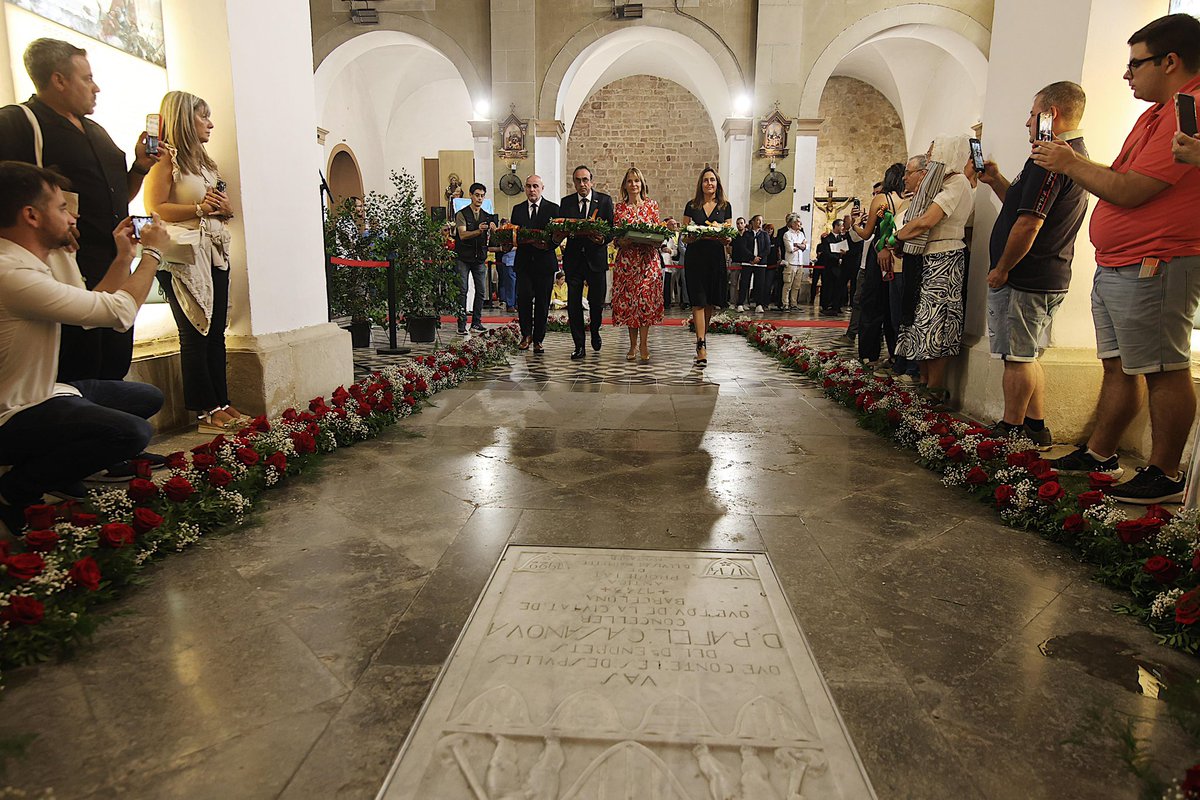 Josep Rull i Andreu (@joseprull) on Twitter photo Les ofrenes a Rafael Casanova, a Barcelona i a Sant Boi de Llobregat, són un homenatge solemne a tots els que el 1714 van combatre per defensar les institucions catalanes i la continuïtat de la nació.
Uns actes amb un gran sentit institucional, festiu i, sobretot, reivindicatiu. Les ofrenes a Rafael Casanova, a Barcelona i a Sant Boi de Llobregat, són un homenatge solemne a tots els que el 1714 van combatre per defensar les institucions catalanes i la continuïtat de la nació.
Uns actes amb un gran sentit institucional, festiu i, sobretot, reivindicatiu.