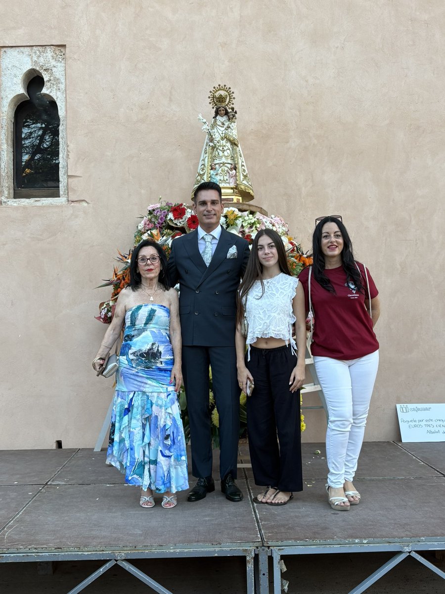 Con mis padres, hermana y sobrina el día de la ofrenda de la Mare de Déu dels Desamparats

#AlbalatdelsSorells