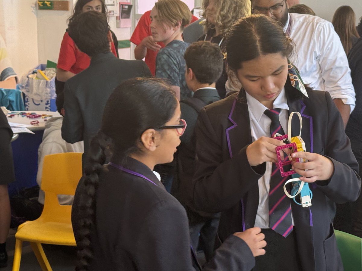 raisingrobots's tweet image. #CodingSuccess schools - don't miss out! 🎯
Coding Success Live! at @OfficialUoM is on 3 Dec 2025.
💡 Exciting coding + building challenges
🤖 Teams of 6 students (Y5–Y9)
👩🏫 Teachers get their own competition too!
Register for this FREE funded #STEM day:…
