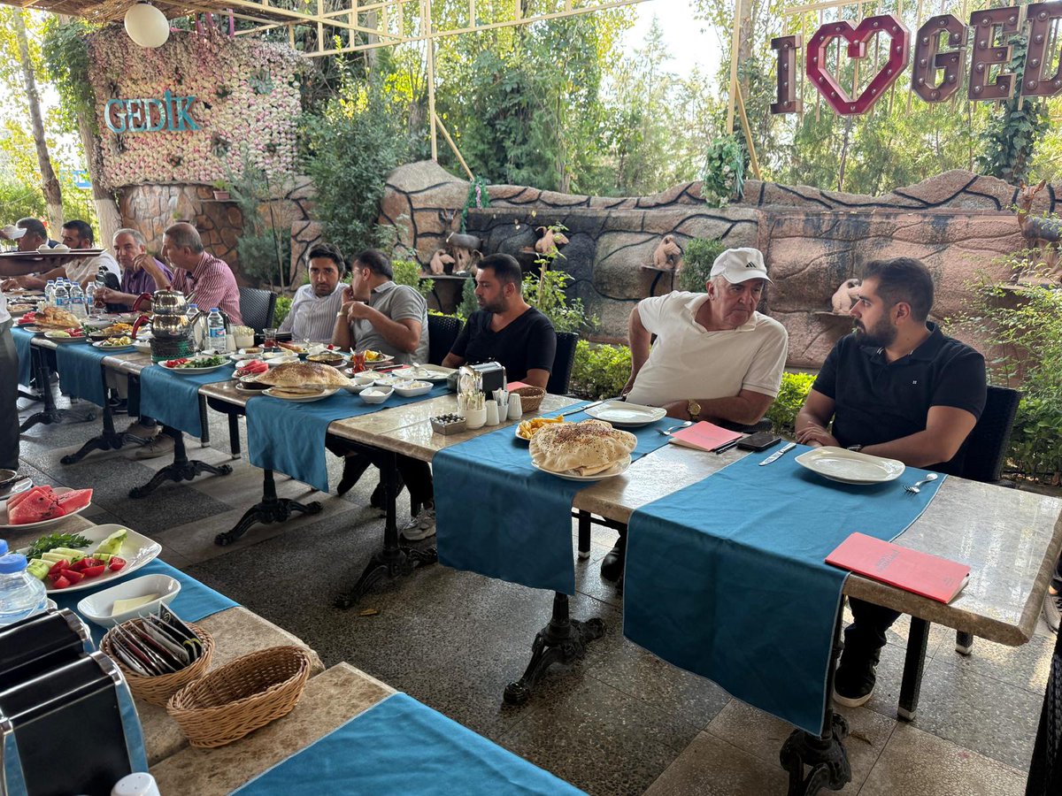 EmirogluAli's tweet photo. Elazığ’daki madenci dostlarla bir aradaydık.

Bizlere ev sahipliği yapan, değerli dostlarım Elazığ Mermerciler ve Madenciler Derneği Başkanı Ali Seyran ve Oğuzhan Arslan’a (Alacakaya Mermer) bir kez daha teşekkür ediyorum. 

#İMİB #BirlikteBaşaracağız #Elazığ https://t.co/wCjFOLOFGX