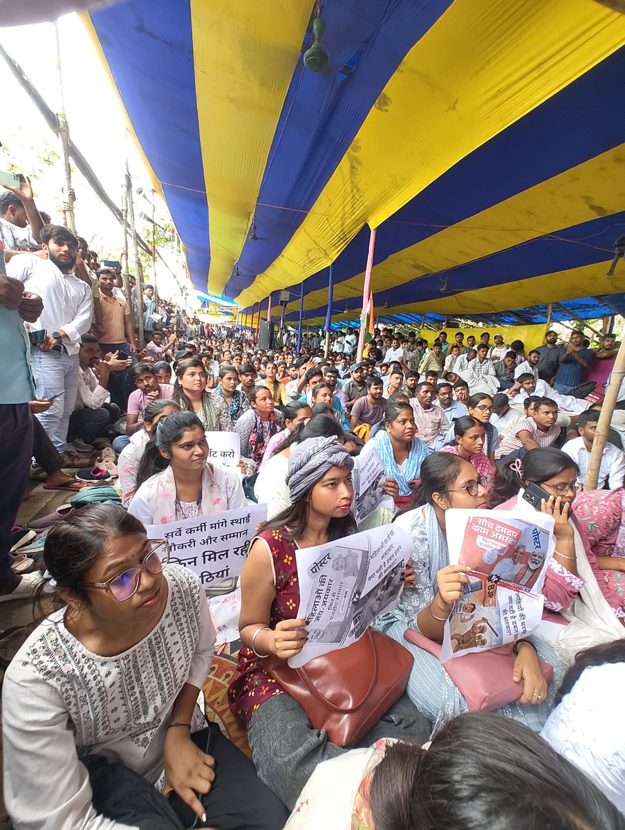 Premkrpk's tweet photo. #Day_27
#Day_15_of_Hunger_Strike
#LrcPermanent 

@NitishKumar @Jduonline @narendramodi @BJP4Bihar  लापता हैं।
8 हजार कर्मियों की नौकरी समाप्त , बीजेपी कार्यालय के बाहर शांतिपूर्ण तरीके से बैठे कर्मियों पर लाठी डंडों से बर्बरतापूर्ण पुलिस द्वारा प्रहार, अब क्या करके मानेंगे आप लोग????