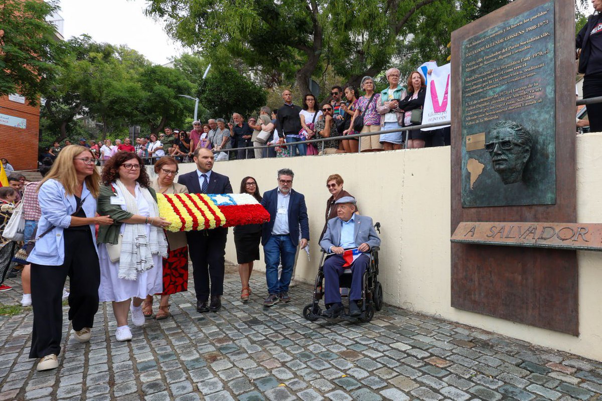 Reivindiquem la figura de Salvador Allende com a símbol de la democràcia, far que ens empeny a construir una societat més justa.

Gràcies al Centre Salvador Allende de Barcelona, al <a href="/AllendeBcn/">Comitè Ciutadà per l'Homenatge a Salvador Allende</a> i a tots els veïns i veïnes per mantenir viva la seva memòria i el seu llegat