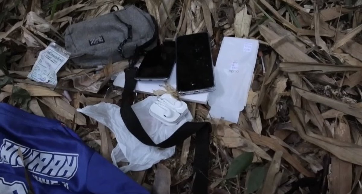 จนท.ตรวจสอบหลักฐานในที่เกิดเหตุปะทะ อ.สะบ้าย้อย จ.สงขลา  พบที่หลบซ่อนพักพิง พร้อมเสบียงอาหาร เครื่องอุปโภคบริโภค และ อุปกรณ์ที่ใช้ในการก่อเหตุรุนแรงจำนวนหนึ่ง เเต่ผู้ก่อเหตุ คาดว่า มี 4-5 คนใช้ความชำนาญพื้นที่ หลบหนีไปได้ระหว่างการปะทะ <a href="/ThaiPBS/">Thai PBS</a> <a href="/ThaiPBSNews/">Thai PBS News</a>