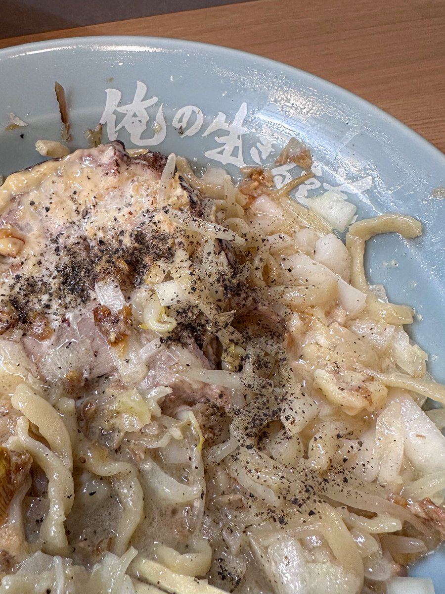 俺の生きる道 🍜♥⋆⭒˚.⋆
塩汁なし ガリマヨ 刻み玉ねぎ チーズ

玉ねぎのシャキシャキ食感甘み辛みが最高トッピング！チーズ炙ってあって美味しい☺️

途中で卓上の酢とブラックペッパーで味変するのもかなり良かった💮 #みりらーめん