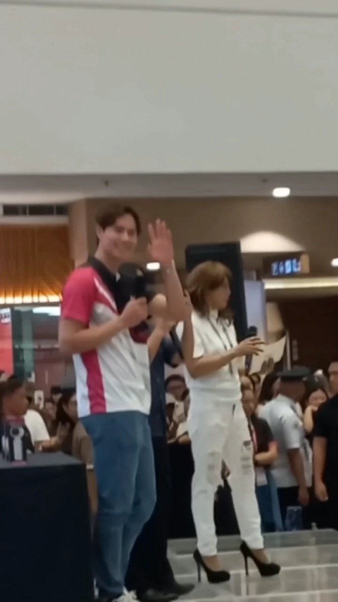 WATERMLNPUNCH's tweet photo. This is my favorite photo of Ran Takahash taken by me during the Asahi fanmeet. It might be blurred (blame my shaky hands), but it holds so much emotion and excitement that no HD pic could ever replace. Low quality man 'yung pic, high quality ka naman sa buhay ko, boss Ran 😁 (1) https://t.co/mSGPbI2ZzK