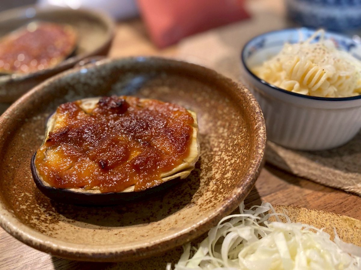 育休パパめし#15
"ナス田楽"

米ナスは切れ込み入れてアク抜き→レンチン→味噌塗り
味噌は酒と砂糖で旨味たっぷりに焼き上げ

ラディアトーリというパスタのマリネも付け合わせで和洋折衷に。

#料理
#育児
#筋トレ好きと繋がりたい