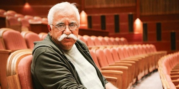 LEVENT KIRCA'NIN ÖLÜM DÖŞEĞİNDEKİ SON SÖYLEŞİSİ..
"Babam, İsviçre’de akademide bir profesördü. Heykeltıraş ve ressam. Hiçbir zaman bir baba-oğul ilişkimiz olmadı. 35 sene sonra kapımıza geldiğinde, annem Cüneyt Gökçer geldi zannetmiş.
Geldi, beni uyandırdı ve “Cüneyt Hocan geldi”