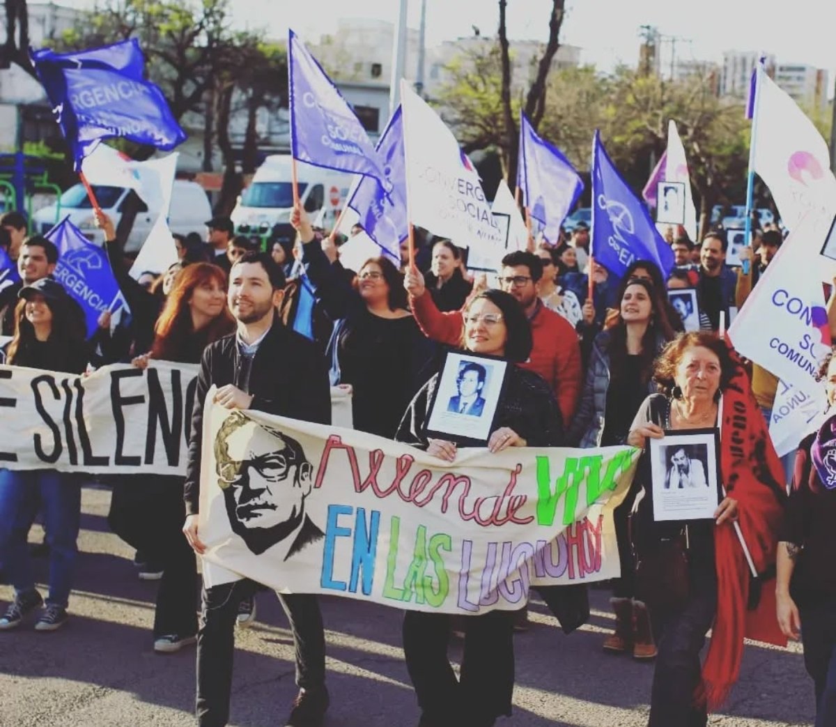 aargandonanunoa's tweet photo. Un 11/9 decidí involucrarme en política y comenzar este camino.
Pensar que en Chile hubo (y hay) personas dispuestas a matar por imponer su proyecto y defender su $$$ es algo que remueve mi alma.
¡Nunca más! 
Hoy más q nunca, con la ultraderecha tocando nuestra puerta. https://t.co/XxqxkseTVX