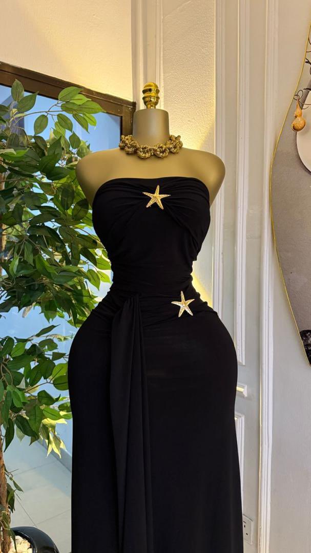 Classictrendx's tweet image. 🔥 Turkey Chic Star Brooch Tube Skirt Set 🇹🇷✨
💰 49,000 | Sizes: S–L (UK 6–16)
Topnotch chic &amp;amp; luxury vibes 😍💎

#ClassicTrends #AbujaFashion #LuxuryStyle #NaijaFashion