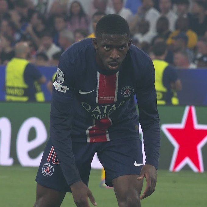 ActuFoot_'s tweet photo. 🚨 Ousmane Dembélé 🇫🇷 sur sa nouvelle façon de presser : 

« 𝗝𝗘 𝗦𝗨𝗜𝗦 𝗠𝗔𝗜𝗡𝗧𝗘𝗡𝗔𝗡𝗧 𝗖𝗢𝗡𝗦𝗧𝗔𝗠𝗠𝗘𝗡𝗧 𝗘𝗡 𝗔𝗟𝗘𝗥𝗧𝗘 𝗦𝗨𝗥 𝗟𝗘 𝗣𝗥𝗘𝗦𝗦𝗜𝗡𝗚 ! 😤

À la base je n'aimais pas défendre ? 𝗢𝗼𝗼𝗼𝗵 𝗺𝗮𝗶𝘀 𝘁𝘂 𝘀𝗮𝗶𝘀, 𝗹𝗲 𝗽𝗿𝗲𝘀𝘀𝗶𝗻𝗴 𝘀𝘂𝗿 𝗹𝗲 𝗰𝗼̂𝘁𝗲́ 𝗲𝘁 𝗱𝗮𝗻𝘀 𝗹'𝗮𝘅𝗲, 𝗰𝗲 𝗻'𝗲𝘀𝘁 𝘃𝗿𝗮𝗶𝗺𝗲𝗻𝘁 𝗽𝗮𝘀 𝗽𝗮𝗿𝗲𝗶𝗹 : dans l'axe, tu as 10, 15 mètres à faire 𝗲𝘁 𝗮𝗽𝗿𝗲̀𝘀, 𝘁𝘂 𝗽𝗲𝘂𝘅 𝘁𝗲 𝗿𝗲𝗽𝗼𝘀𝗲𝗿. 

Sur le côté, si le latéral va jusqu'à ton camp, tu dois le suivre, donc tu as plus de courses à faire.😁

𝗦𝗶 𝗷𝗲 𝗳𝗮𝗶𝘀 𝗹𝗲 𝗽𝗿𝗲𝘀𝘀𝗶𝗻𝗴 𝘁𝗼𝘂𝘁 𝘀𝗲𝘂𝗹, 𝗷𝗲 𝘀𝘂𝗶𝘀 𝗺𝗼𝗿𝘁. 

Mes partenaires aussi m'aident beaucoup. 𝗦𝗶 𝗷𝗲 𝗳𝗮𝗶𝘀 𝗹𝗲 𝗽𝗿𝗲𝘀𝘀𝗶𝗻𝗴 𝘁𝗼𝘂𝘁 𝘀𝗲𝘂𝗹, 𝗷𝗲 𝘀𝘂𝗶𝘀 𝗺𝗼𝗿𝘁.

C’est le coach, c'est l'entraîneur qui me demande de ne pas laisser le temps aux défenseurs et aux gardiens de manœuvrer, d’avoir le temps de penser.

Là, on parle de moi, car je suis l’attaquant, je suis le premier à faire le pressing, mais vraiment, toute l’équipe contribue à ce travail. »

🎙️ @OnzeMondial