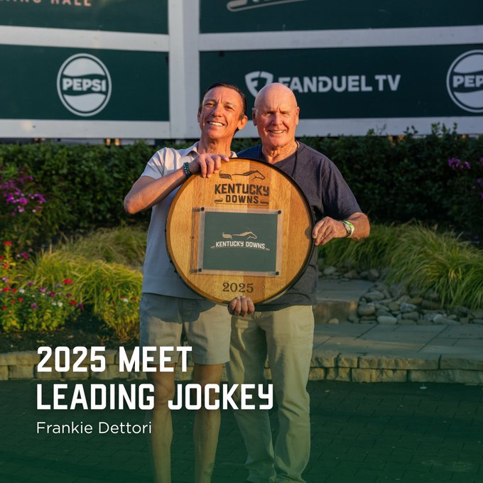 blindadosalas1's tweet photo. #Hipismo Ayer finalizó el meeting de #KentuckyDowns y el astro FRANKIE DETTORI 🇮🇹 conquistó el título con 9 triunfos en los 7 días que duró la velada. Aquí lo tenemos recibiendo el muy original trofeo, de manos de la leyenda de la fusta EDDIE DELAHOUSSAYE 🇺🇸
@KYDownsRacing https://t.co/WpDBEE0FYo