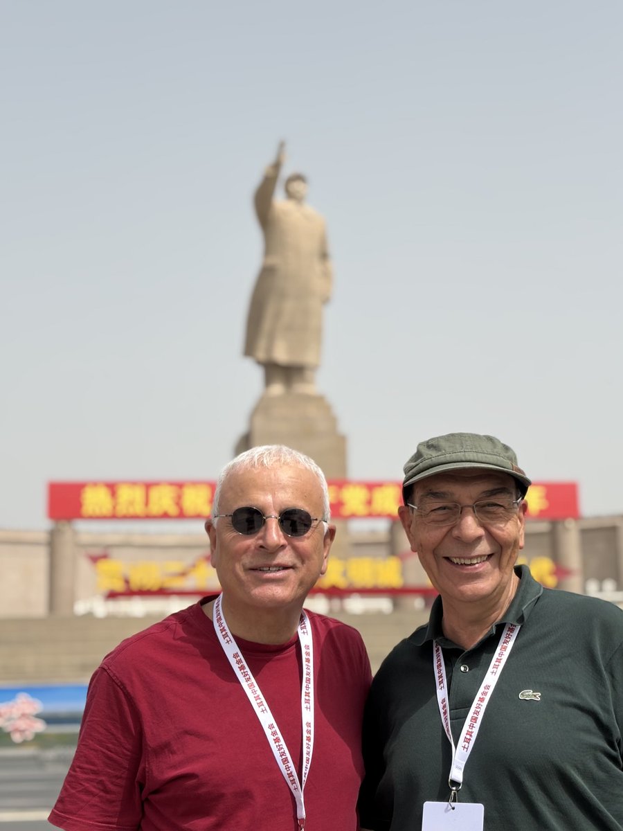 Merdan Yanardağ on X: "Yer; Çin Sincan-Uygur Özerk Bölgesi'nin kadim kenti Kaşgar.. Kent meydanı.. Tarih; 4 Eylül 2025.. TKP liderlerinden, Sol Portal yazarı sevgili arkadaşım Aydemir Güler ile Mao Zedung heykeli önündeyiz.