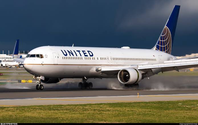 🇺🇸 | 24 AÑOS DEL 11-S | 08.14: El vuelo 175 de United Airlines, un Boeing 767 con 65 personas a bordo, despega del Aeropuerto Internacional Logan de Boston hacia Los Ángeles.