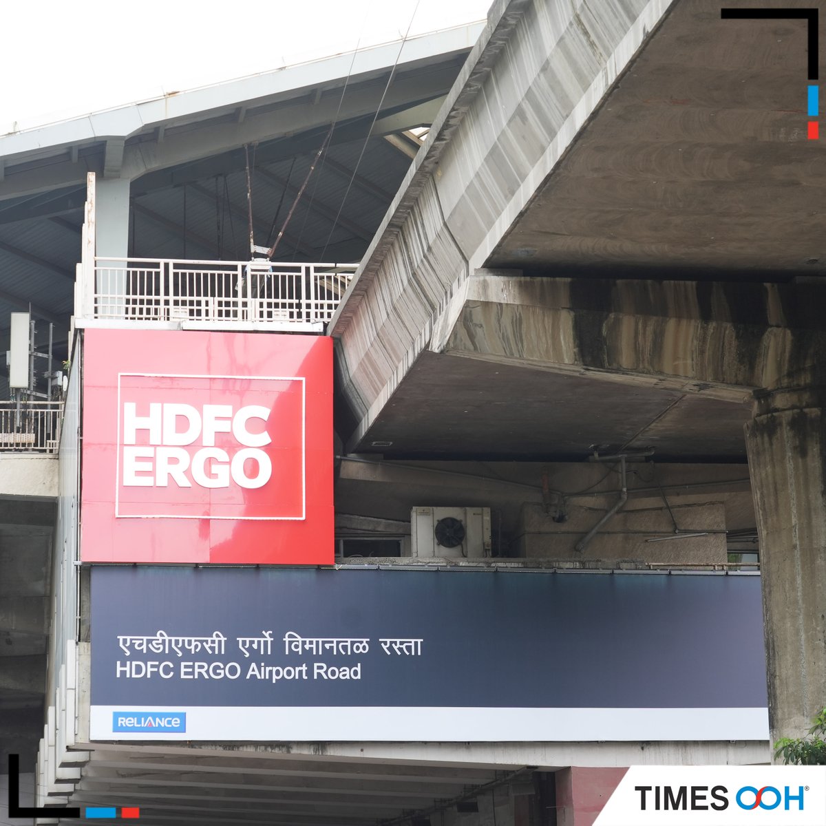 times_ooh's tweet image. @HDFCERGOGIC elevates its brand promotion strategy with an exclusive @metrostationbranding at Airport Road Metro Station of @MumbaiMetro01.This strategic takeover transforms #transithub into an immersive brand experience extending from on-road signage to concourse areas.#TimesOOH