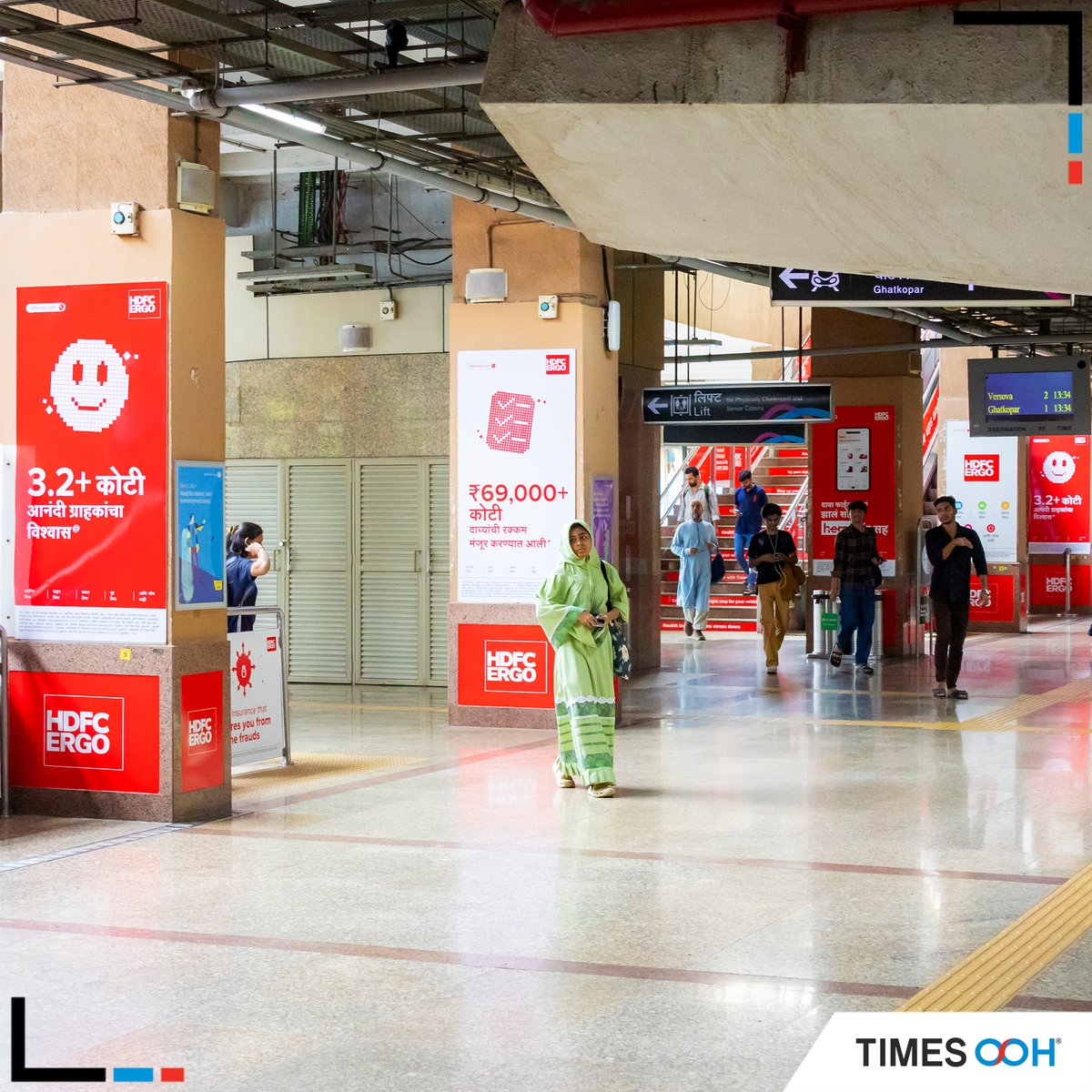 times_ooh's tweet image. @HDFCERGOGIC elevates its brand promotion strategy with an exclusive @metrostationbranding at Airport Road Metro Station of @MumbaiMetro01.This strategic takeover transforms #transithub into an immersive brand experience extending from on-road signage to concourse areas.#TimesOOH