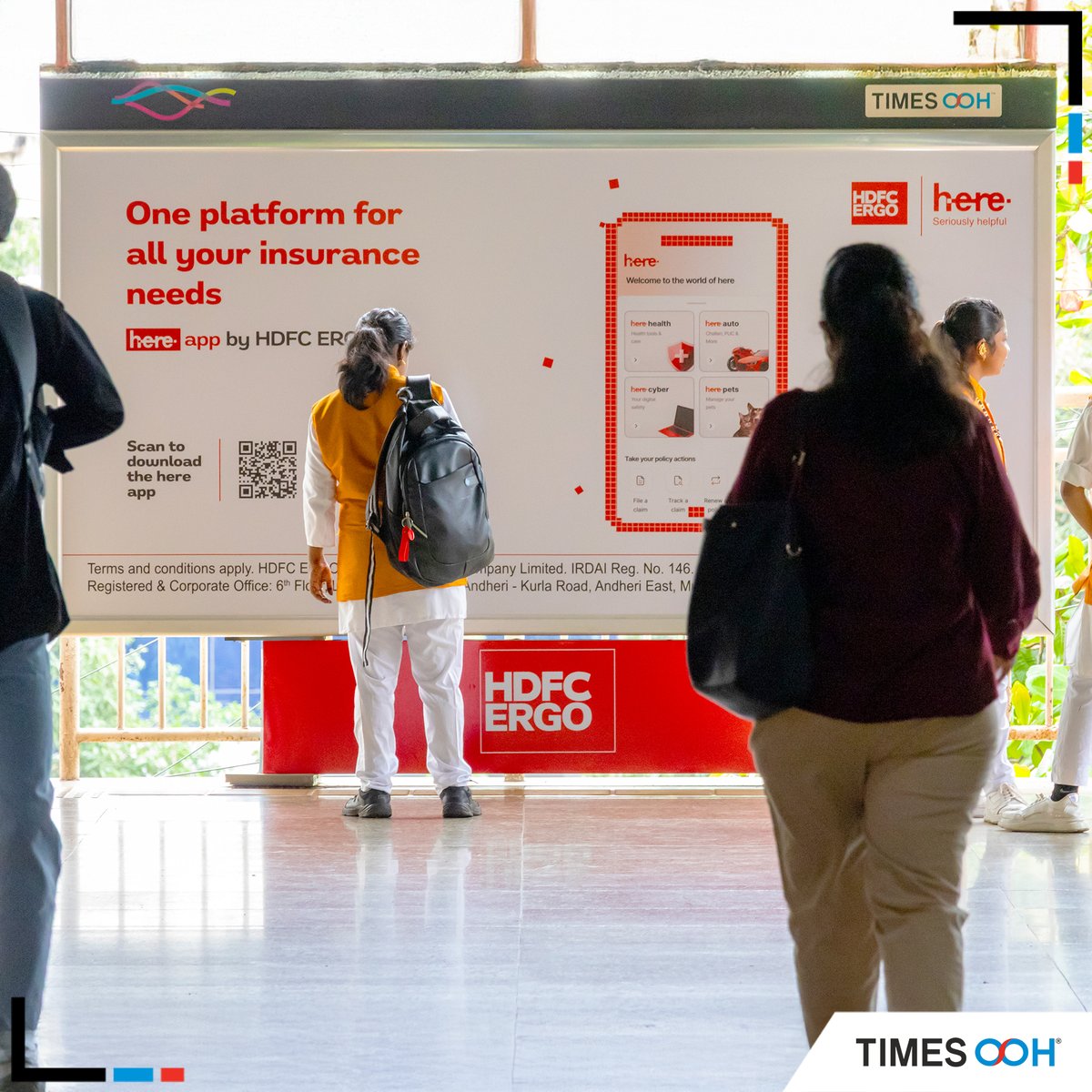 times_ooh's tweet image. @HDFCERGOGIC elevates its brand promotion strategy with an exclusive @metrostationbranding at Airport Road Metro Station of @MumbaiMetro01.This strategic takeover transforms #transithub into an immersive brand experience extending from on-road signage to concourse areas.#TimesOOH