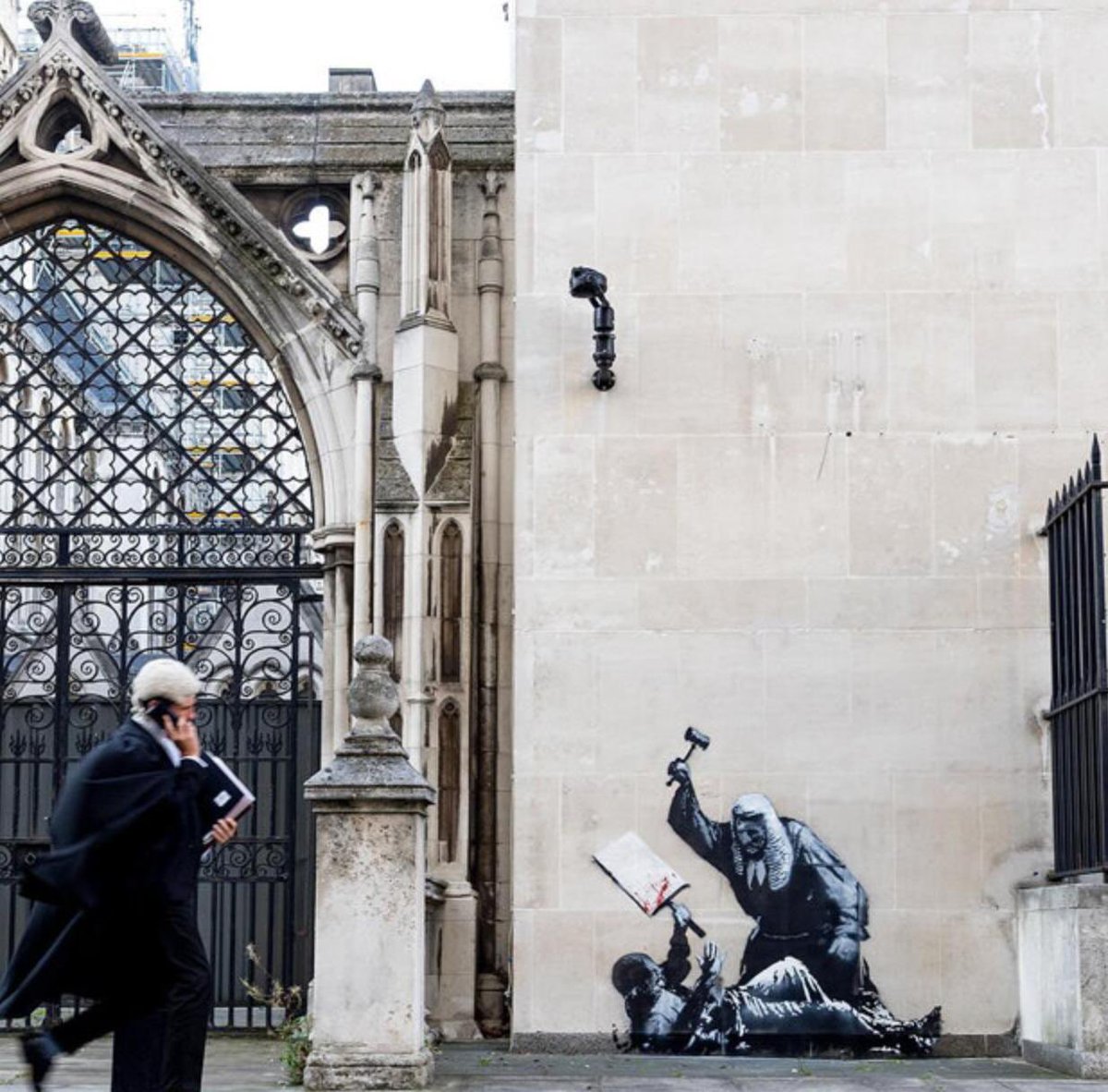 Who knew surveillance priorities could be so… artistic?
At the Royal Courts of Justice, the security camera has a new job: staring at the haunting remains of @Banksy ’s mural rather than watching the gate. 
As if the real threat to justice is a shadow of a protester on the wall