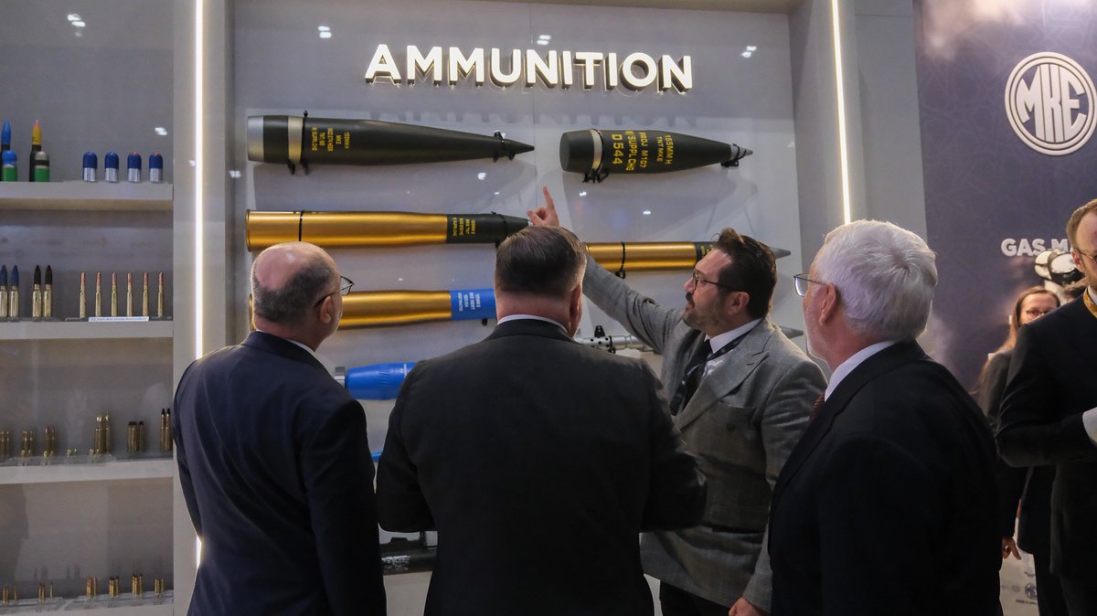 MKEgovtr's tweet photo. 🇹🇷🤝🇵🇱 POLONYA DEVLET VARLIKLARI BAKANINDAN İNGİLTERE #DSEI2025 FUARINDA STANDIMIZA ZİYARET!

Polonya Devlet Varlıkları Bakanı Konrad Gołota ve beraberindeki heyet İngiltere #DSEI2025 Fuarında MKE standını ziyaret ederek Millî Savunma Bakan Yardımcımız ve Yönetim Kurulu Başkanımız Sayın Alpaslan Kavaklıoğlu ile Genel Müdürümüz Sayın @ilhamikeles’ten mevcut ve potansiyel iş birliği faaliyetlerimiz hakkında bilgi aldı.

🇬🇧 İngiltere’de uluslararası alanda iş birliklerimizi güçlendirmeye devam ediyoruz.

#MillîGüçMKE🦾🚀🇹🇷
@tcsavunma

*

🇹🇷🤝🇵🇱 VISIT OF THE POLISH MINISTER OF STATE ASSETS TO OUR STAND DURING #DSEI2025 IN THE UK!

Polish Minister of State Assets Konrad Gołota and his accompanying delegation visited the MKE stand at #DSEI2025, where they received information from our Deputy Minister of National Defence and Chairman of the Board, Mr. Alpaslan Kavaklıoğlu, and our General Manager, Mr. @ilhamikeles, about our current and potential cooperation activities.

🇬🇧 We continue to strengthen our international collaborations in the UK.

#TheRisingPowerMKE 🦾🚀🌍