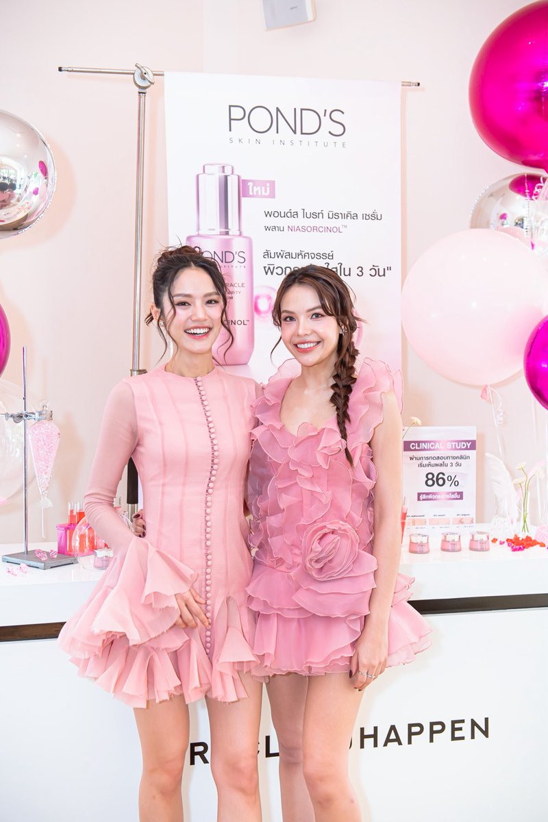 Lookmheewang's tweet photo. ขอบคุณ @pondsthailand นะคะ ที่ทำให้ลูกหมี ได้ทำกิจกรรมที่สนุกๆ #Besties ที่น่ารักมากๆ รวมถึงคนข้างๆด้วย 

ปล. ที่เห็นหน้าใสแบบนี้เพราะมีคนทา POND’S BRIGHT MIRACLE เซรั่มคู่เจลให้ทุกวัน นี่ไม่ได้อวดนะ แค่เล่าให้ฟังเฉยๆ ✨

#PondsTH #ครีมพอนด์สหน้าใส
#HarmonySecret #HarmonySecretดีลลับฉบับเล่นเล่ห์  #LMSY #ลูกหมี
#ซอนญ่า #LMlookmhee #SonyaSaranphat