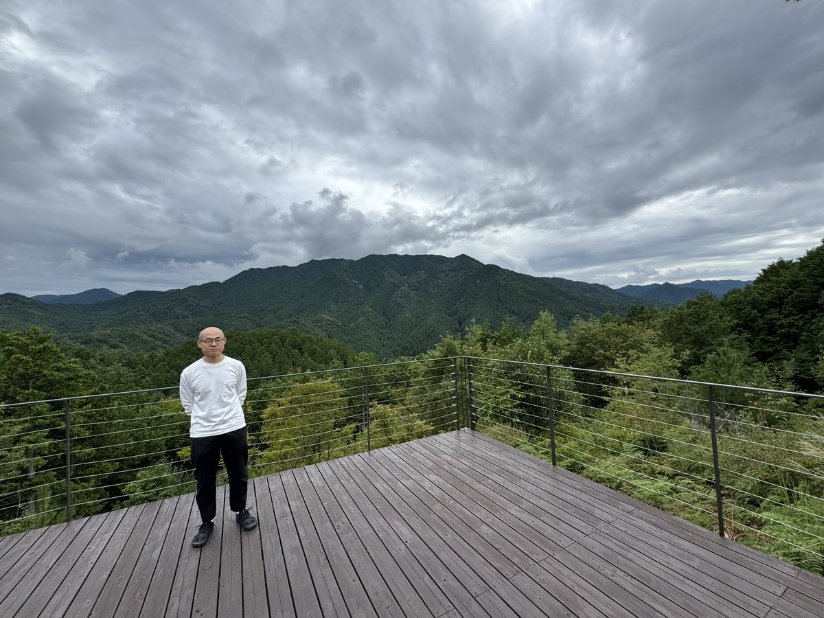 ヒロさん（<a href="/katosaleswriter/">加藤ヒロ｜著書『書いて億売り人になる』</a> ）にお会いしに岐阜の拠点へ。

面と向かって話すのは初めてでしたが、ヒロさんの人柄と大自然にとても癒されました。

ライティングのアドバイスや発信の方向性を指摘いただき、貴重な時間をありがとうございました。

今度は一緒に写真撮りましょう！笑