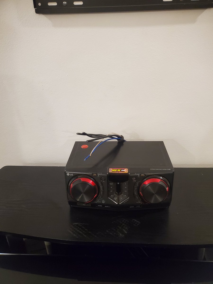 Salama Park has become the pits now! 🤬 Shutdown around 22 and woke up kuma 02, kupeza tv na laptop bag batenga bafikala! 
PNP
Chasiya na footprint pa tv stand. Smh