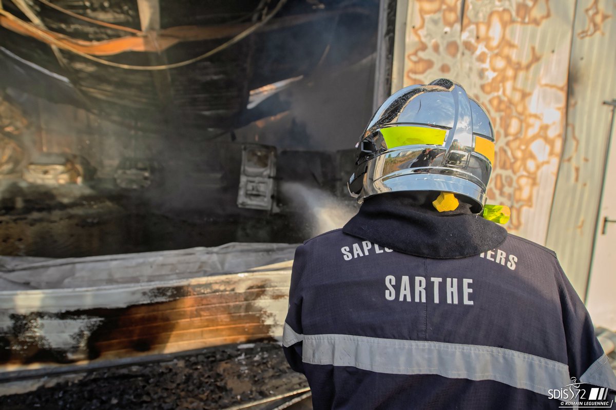 SDIS_72's tweet image. Les sapeurs-pompiers de la Sarthe sont intervenus pour un feu de garage sur la commune de Noyen-sur-Sarthe.

Grâce à une montée en puissance rapide, l’incendie a été maîtrisé et la propagation à un bâtiment voisin a pu être évitée.