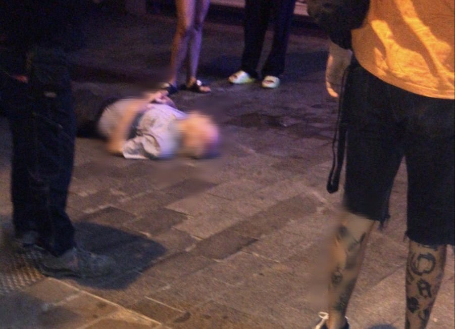 AlfredHitxcoig's tweet photo. Badalona. Un immigrant magribí assalta violentament a un avi de 85 anys quan passejava tranquil·lament a les 7 del matí. El va fer caure amb tanta violència que ha estat operat d'urgència i el seu estat és molt greu. Silenci per part de la majoria de partits polítics i mitjans. https://t.co/uw6o2MwxVh