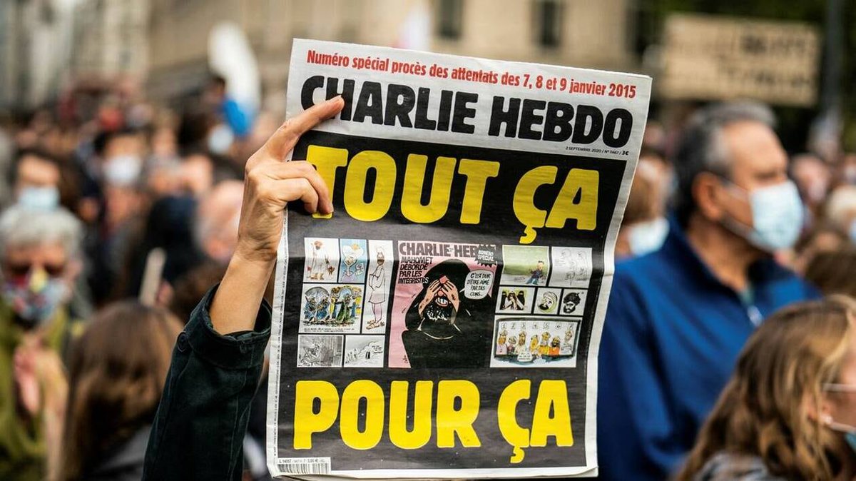 MatthiasRN's tweet photo. "Il l’a un peu cherché".

Certaines réactions, non seulement de gauche, mais de personnalités centristes en France, face à l’assassinat de #CharlieKirk, rappellent des réactions similaires lors des attentats contre #CharlieHebdo.

Charlie hebdo, c’est gauchiste, vulgaire, mais leur malheur a été un symbole de la protection de la liberté d’expression en France.

Charlie Kirk était un conservateur américain pro-Trump. Ça ne plaît pas à tout le monde, mais il se contentait de débattre, publiquement, face à tous ceux souhaitant (encore) débattre.

Ceux qui, en France, se réjouissent, ou trouvent des excuses honteuses à son assassinat, sont des ennemis de la liberté d'expression. Et des ennemis de la liberté tout court, d’ailleurs.