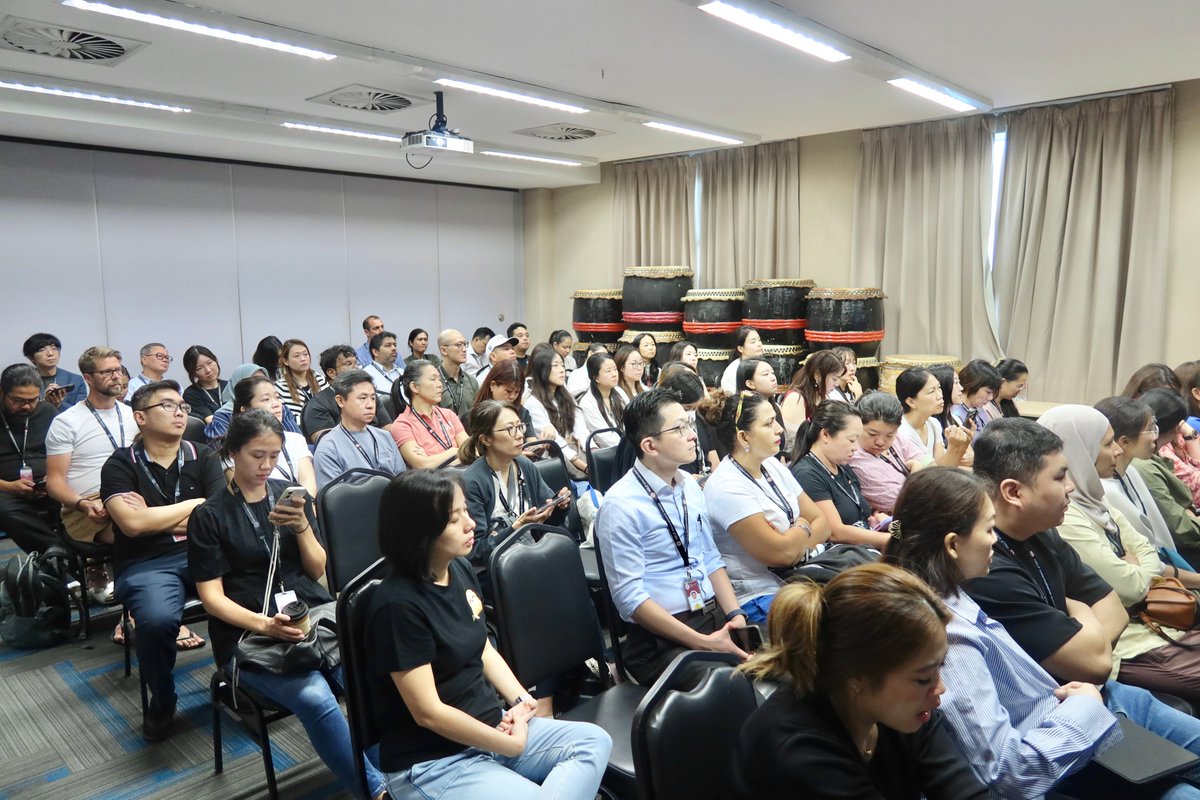 ShumitaR's tweet image. Ran a Year 2 iPad Parent Workshop with our Deputy Principal &amp;amp; Head of IT

We covered
✅ Purposeful iPad use in learning
✅ Positive online behaviour
✅ Online safety &amp;amp; parental controls

Helping parents feel empowered = helping students thrive🚀

#his_learning @InnovationHIS