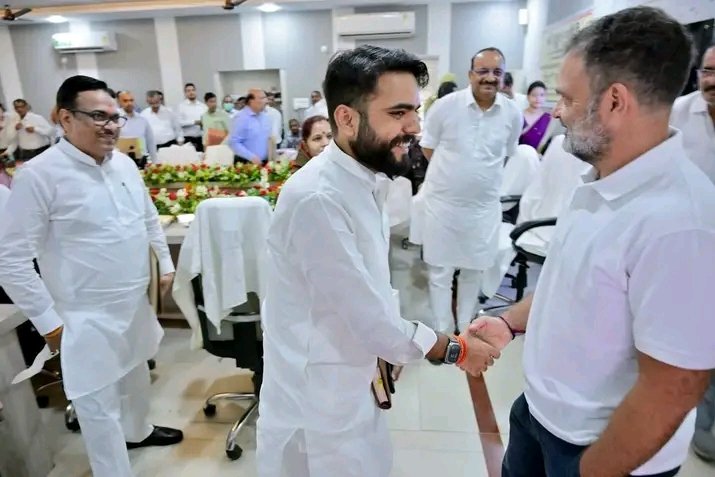 LutyensMediaIN's tweet image. यह बीजेपी के राज्य सरकार के राज्य मंत्री हैं दिनेश प्रताप सिंह कल राहुल गांधी रायबरेली दौरे पर थे तो ये अपने समर्थकों के साथ विरोध पर नारे लगवा रहे थे। 

आज रायबरेली में अपने लड़के पीयूष प्रताप सिंह को आगे करके हाथ मिलवा रहे हैं और पास में झुककर खड़े हुए हैं।