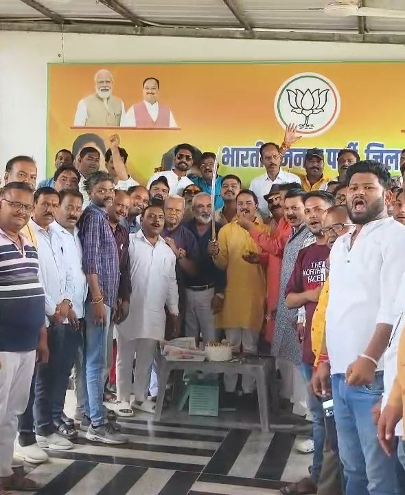 JagdishMeena63's tweet photo. जन-जन के लाड़ले, लोकसभा क्षेत्र बारां-झालावाड़ के लोकप्रिय सांसद आदरणीय 'राजा साहब' श्री दुष्यंत सिंह जी के जन्मदिन के अवसर पर वरिष्ठ नेता, पदाधिकारी,भाजपा कार्यकर्ता के साथ आज सांसद कार्यालय पर केक काटकर मनाया गया।

@DushyantDholpur @VasundharaBJP

#dushyantsinghdholpur #HBDBOSS https://t.co/fbFj8Q1BG2