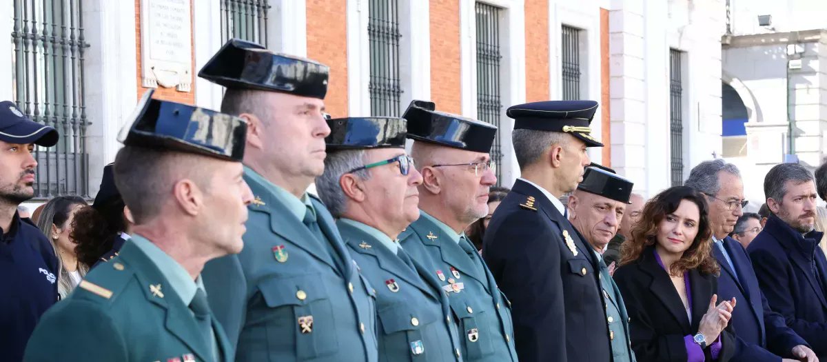 Resulta que al final los de las paguitas no eran los moros, sino policías y militares: sus hijos acaparan alrededor del 15% de las ayudas de comedor escolar en Madrid.

La Comunidad privilegia con subsididios del 100% el comedor para hijos de policías, guardias civiles y