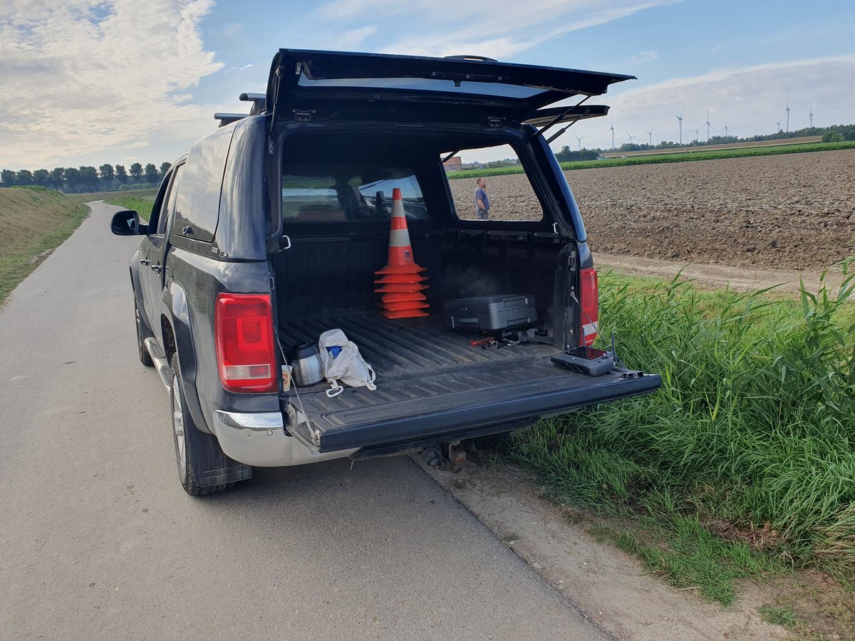 Hollen of stilstaan..even de Drone kalibreren..geen plaats in de schuur dan maar even gewoon in de woonkamer🤣🤣🙈🙈 kan hoogstens een draai om mijn oren krijgen.. en dan nog net voor de buien, de groenbemester zaaien..Wat een Timing..💪🚁🚁