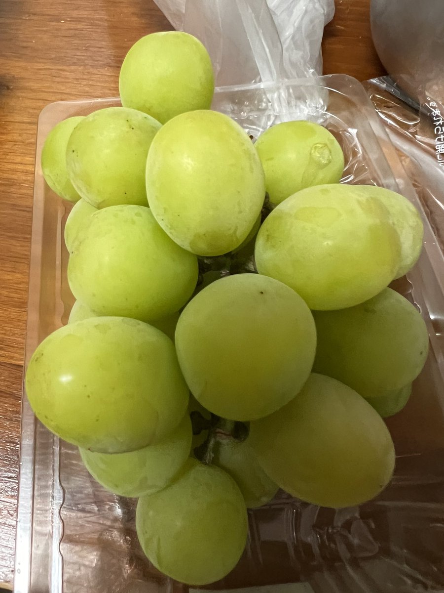 シャインマスカット、うちの地域の底値は798円。前と比べると安くなったよね〜
今冷蔵庫。早く冷えないかなー